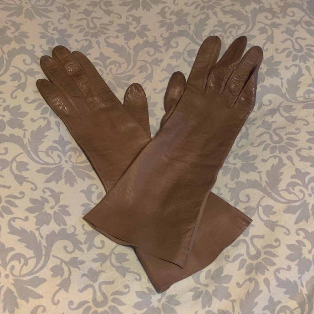 Vintage mid length brown leather gloves.